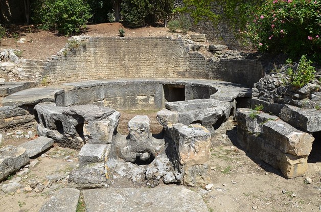 ruins of a cistern, photo © Carole Radata, Wikimedia